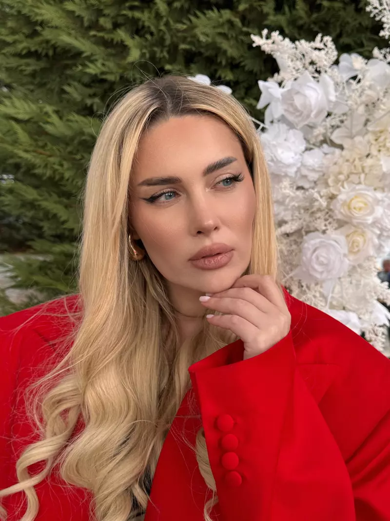 oana monea in rosu 1