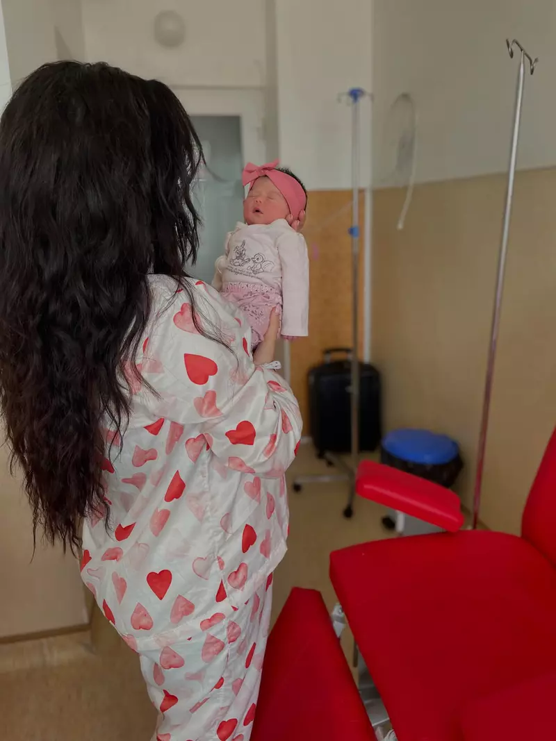 Claudia Shik și fiica ei, Aylin Elena (2)