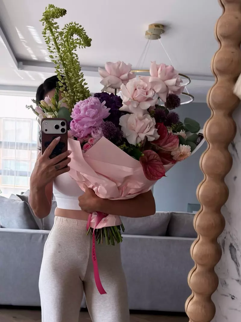 andreea popescu cu flori