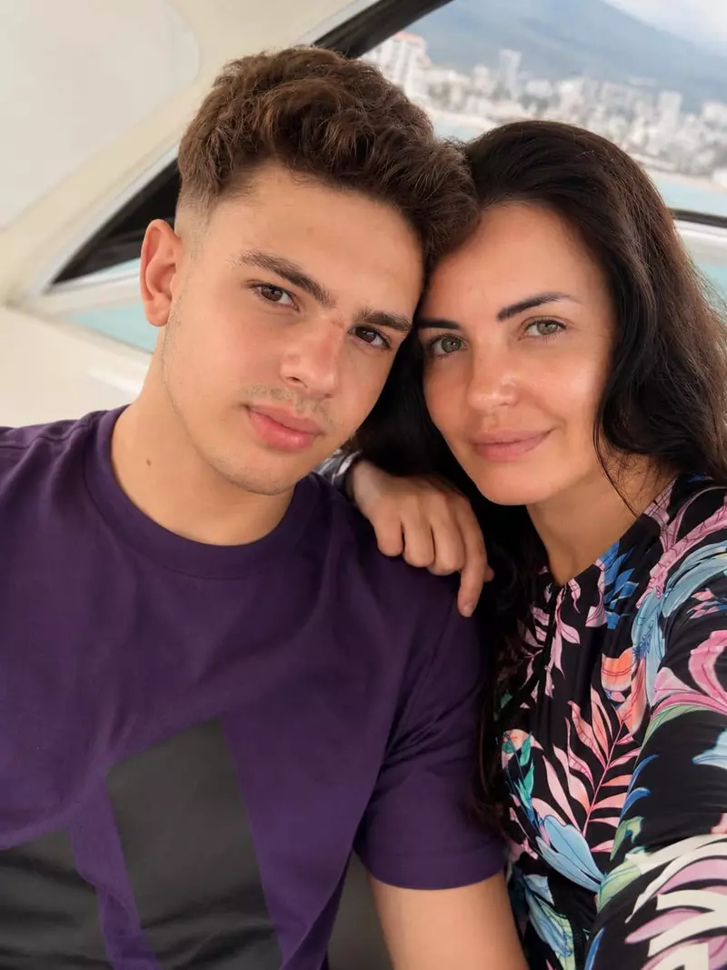 Mădălina Apostol și fiul ei, Tony (2)