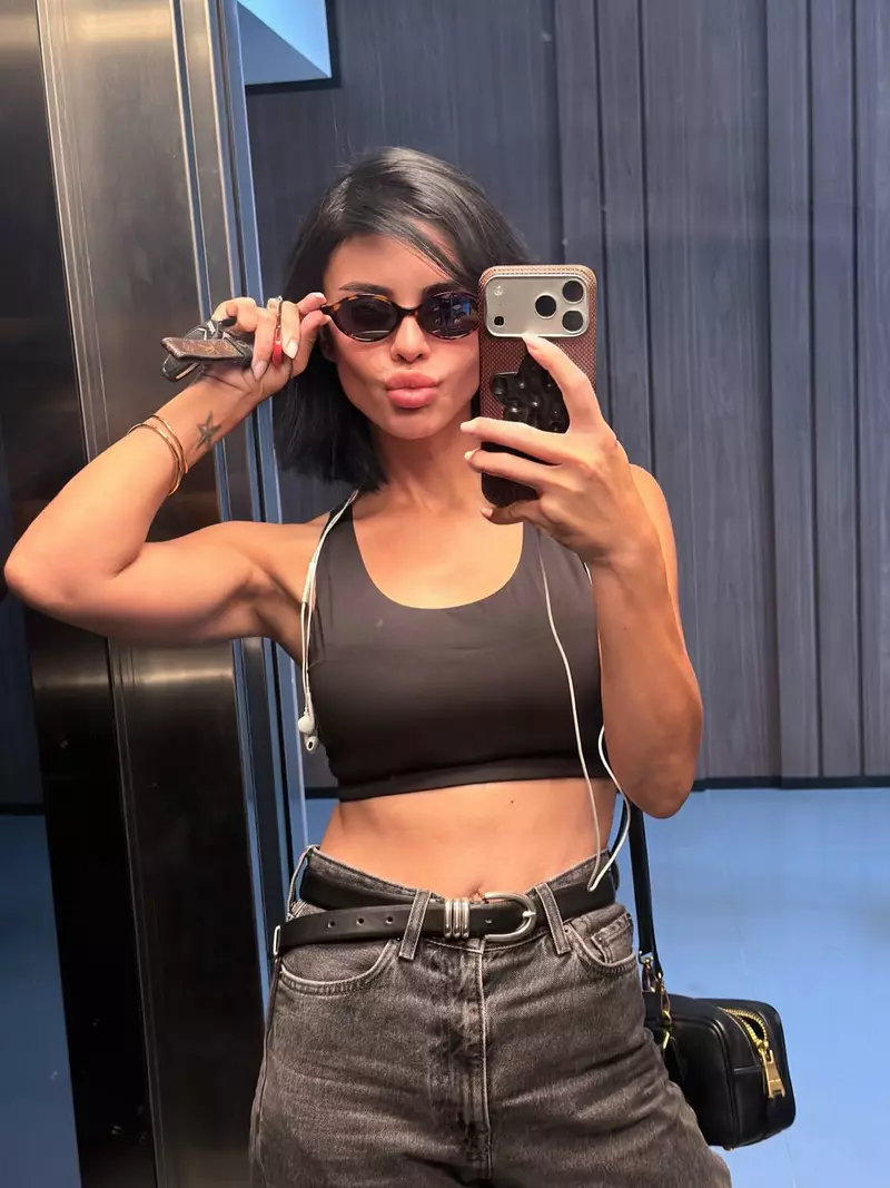 andreea popescu cu ochelari