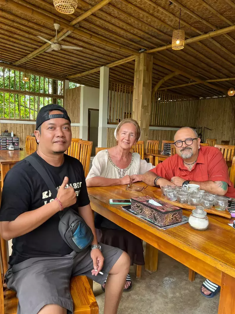 Sofia Vicoveanca, alături de fiul ei, și un localnic