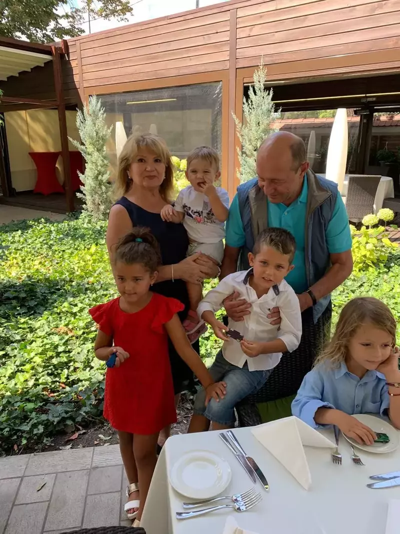 sotii basescu si nepoteii