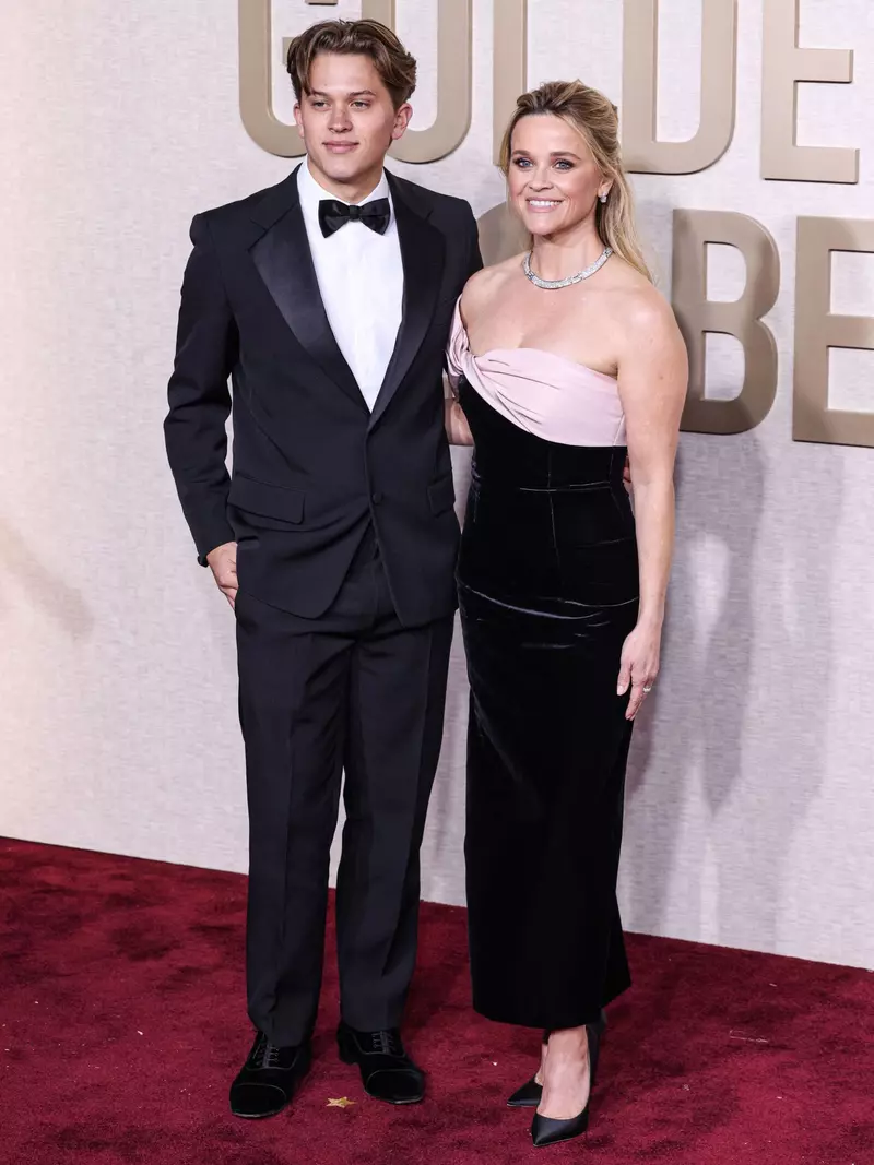 Reese Witherspoon, împreună cu fiul ei la Globurile de Aur 2024