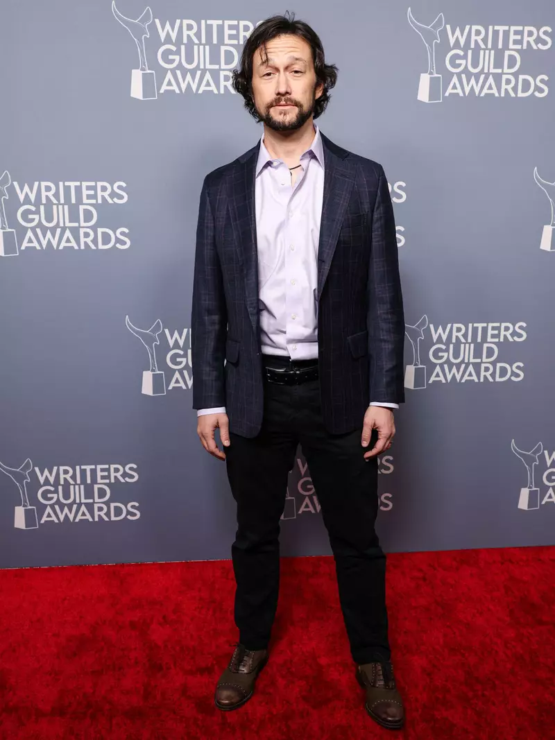 Joseph Gordon-Levitt, apariție elegantă la gala Writers Guild Awards 2025