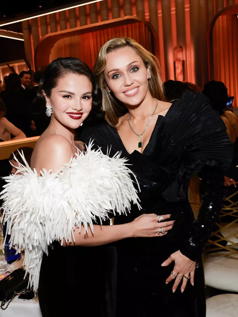 selena-gomez-miley-cyrus-globurile-de-aur-2026