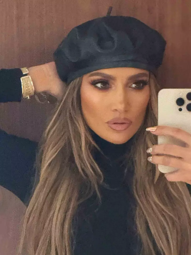 J.Lo, poarta o sapca neagra pe cap in timp cce-si face un selfie
