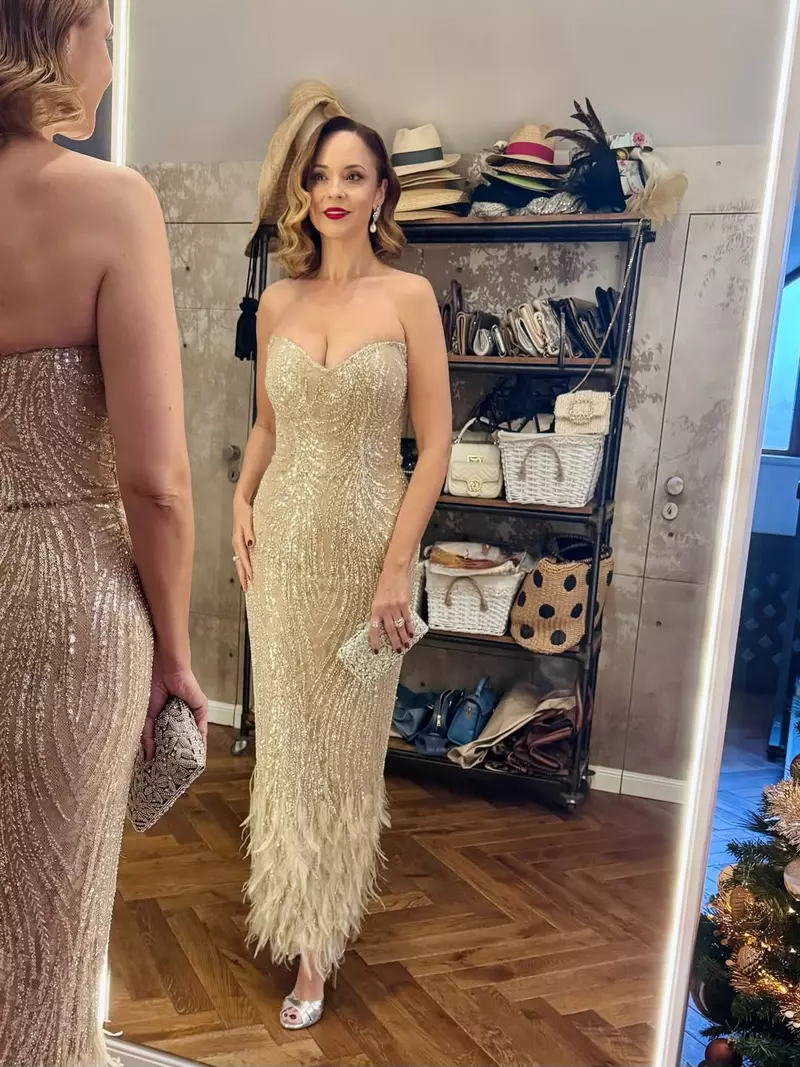 Andreea Marin în rochie mulată și cu decolteu (1)