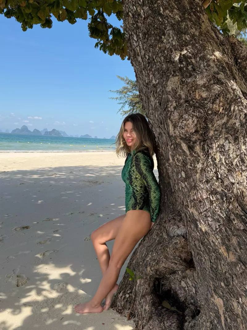 gina pistol in costum de baie