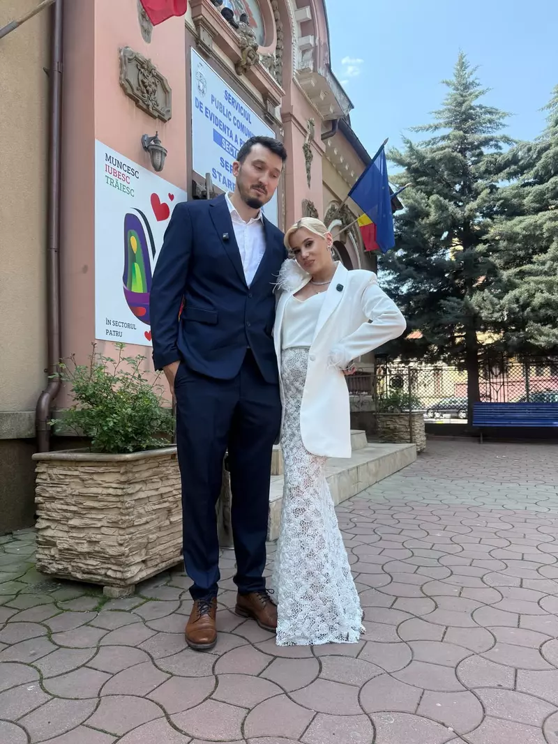 Nu ne îmbrăcăm frumos dar și când o facem , o facem din motive importanteStyling @ely_adam Rochi (4)