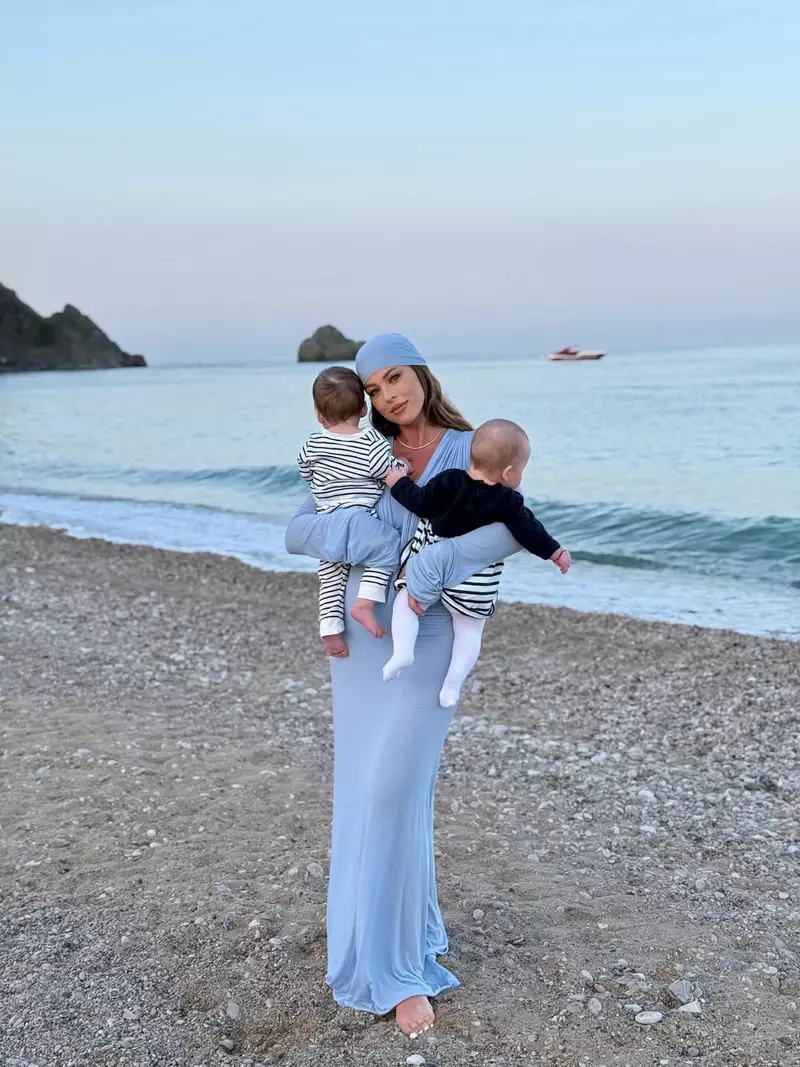 Roxana Nemeș vacanță cu gemenii în Antalya (2)