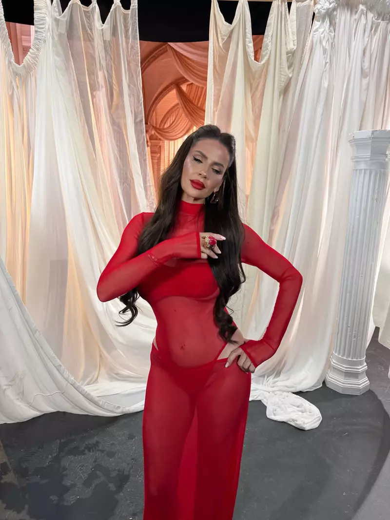 Andreea Bănică brunetă (4)