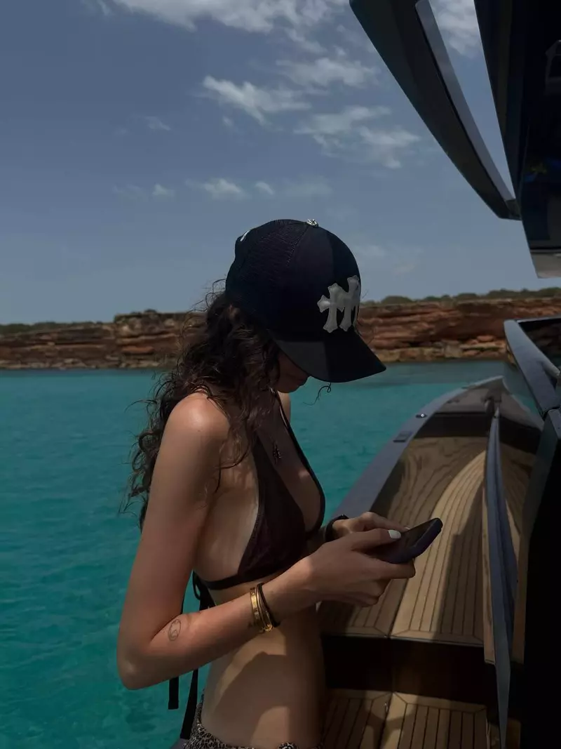 Rebecca Dumitrescu in costum de baie