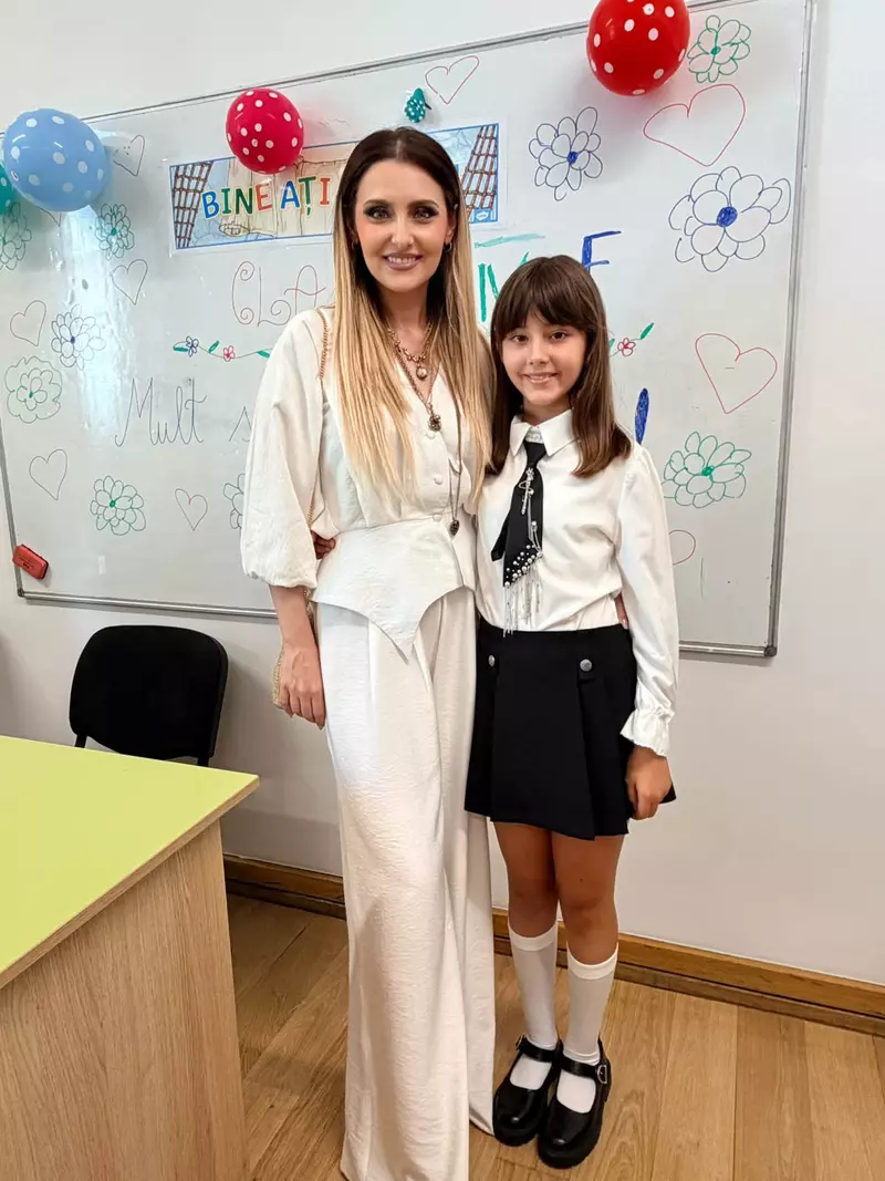 Alina Sorescu alături de fetele sale în prima zi de școală (2)
