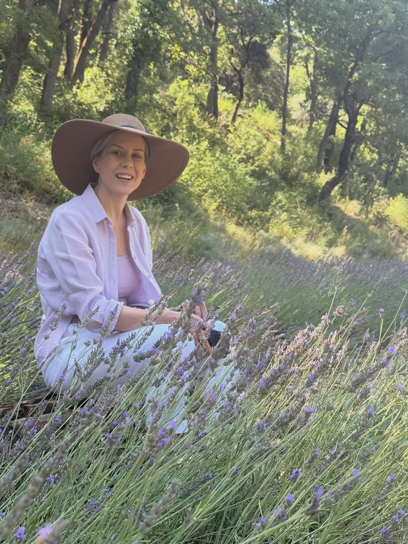 Mihaela Bilic in lanul de lavanda