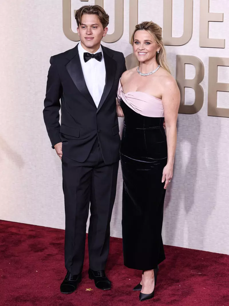 Reese Witherspoon, împreună cu fiul ei la Globurile de Aur 2024