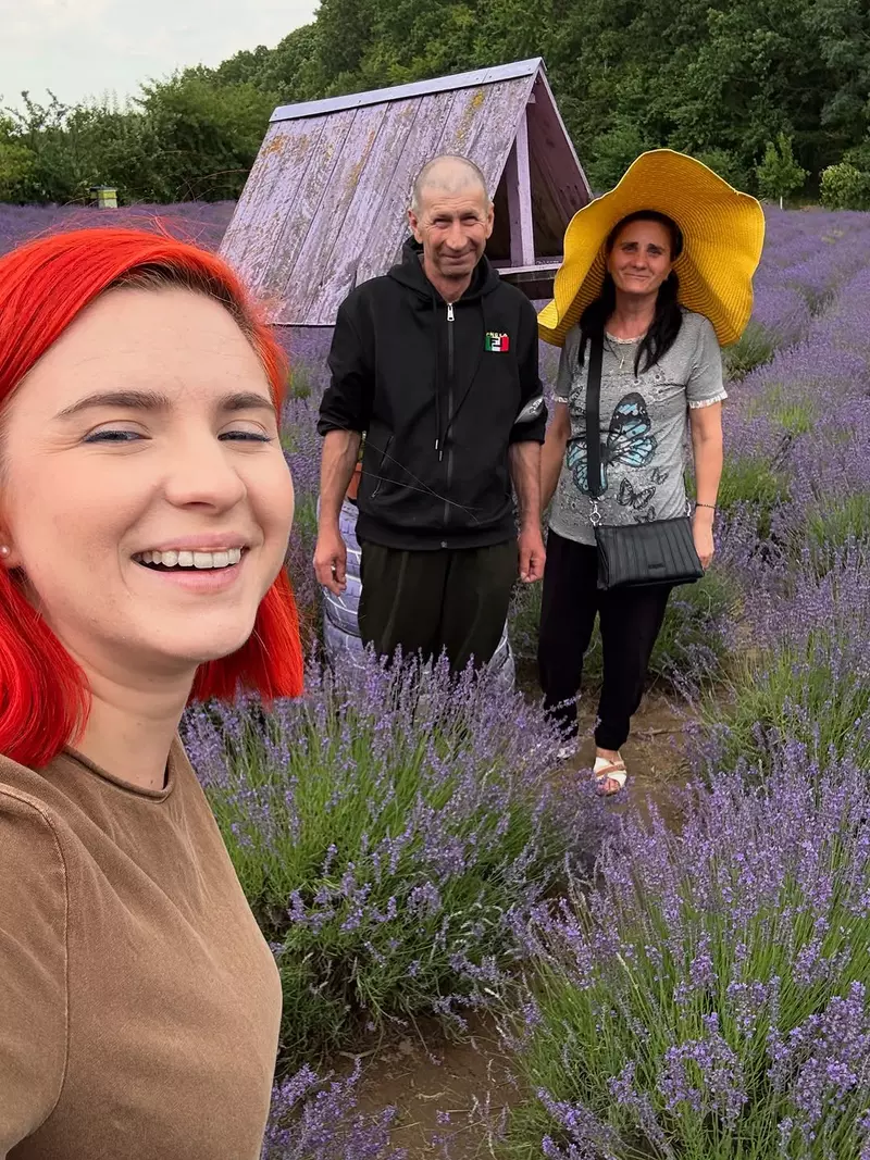 Cristina Ciobănașu, imagini cu părinții ei în lanul cu lavanda (6)