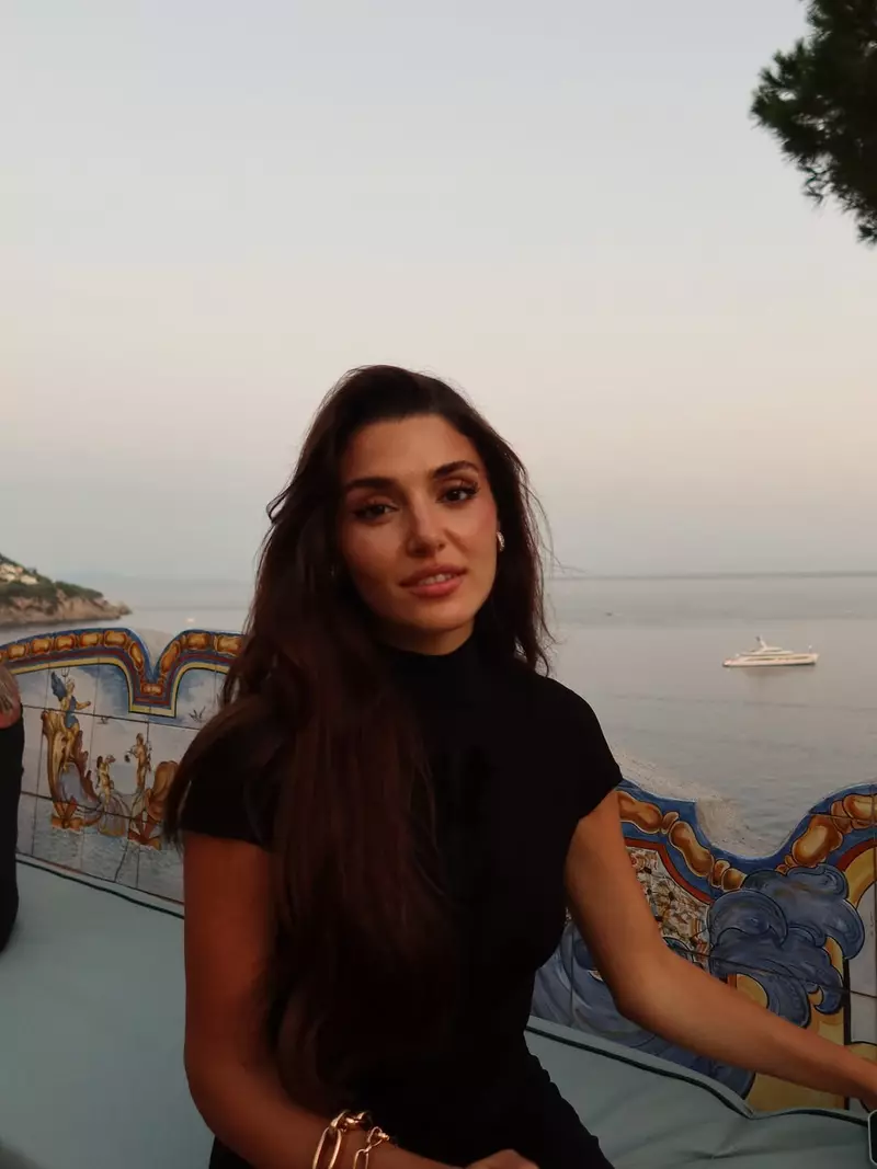 Hande-Erçel-vacanta-italia-2025 (3)