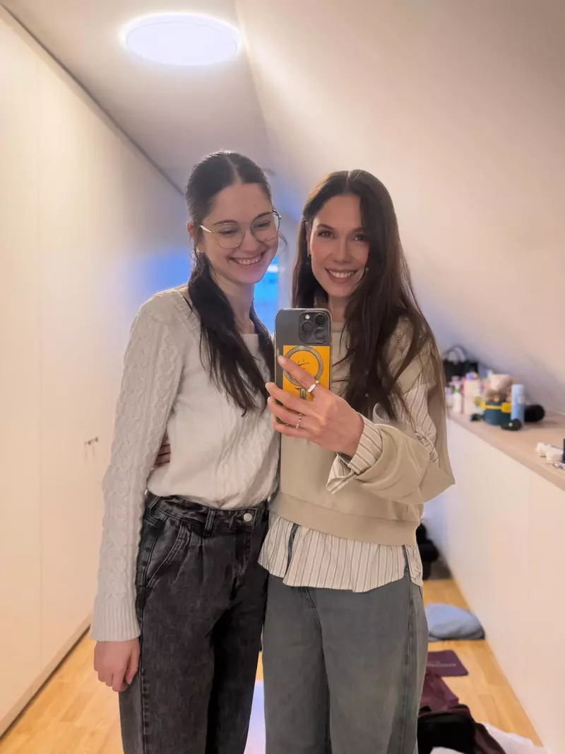 Irina Fodor alături de sora ei Teodora care poartă ochelari