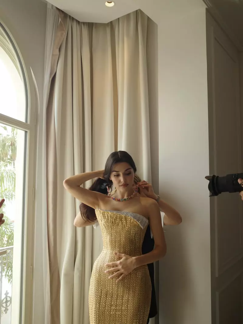 Hande-Erçel-cannes-2026 (3)