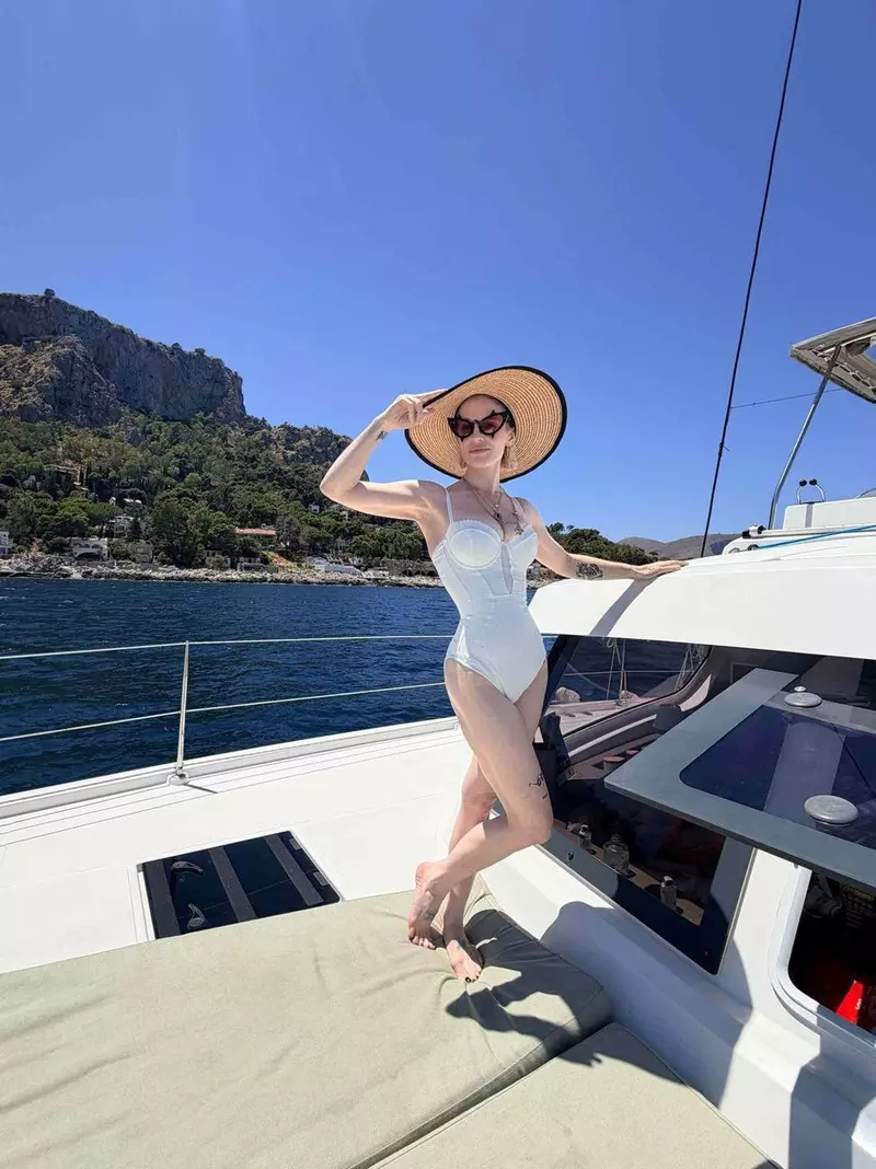 Kelly Osbourne said she has “zero apologies” while posing in a corseted one-piece swimsuit on a yacht