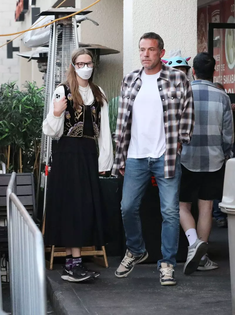 PREMIUM EXCLUSIVE Ben Affleck Bonds With Daughter Violet Over Dinner Amid Impending Divorce From Jennifer Lopez
