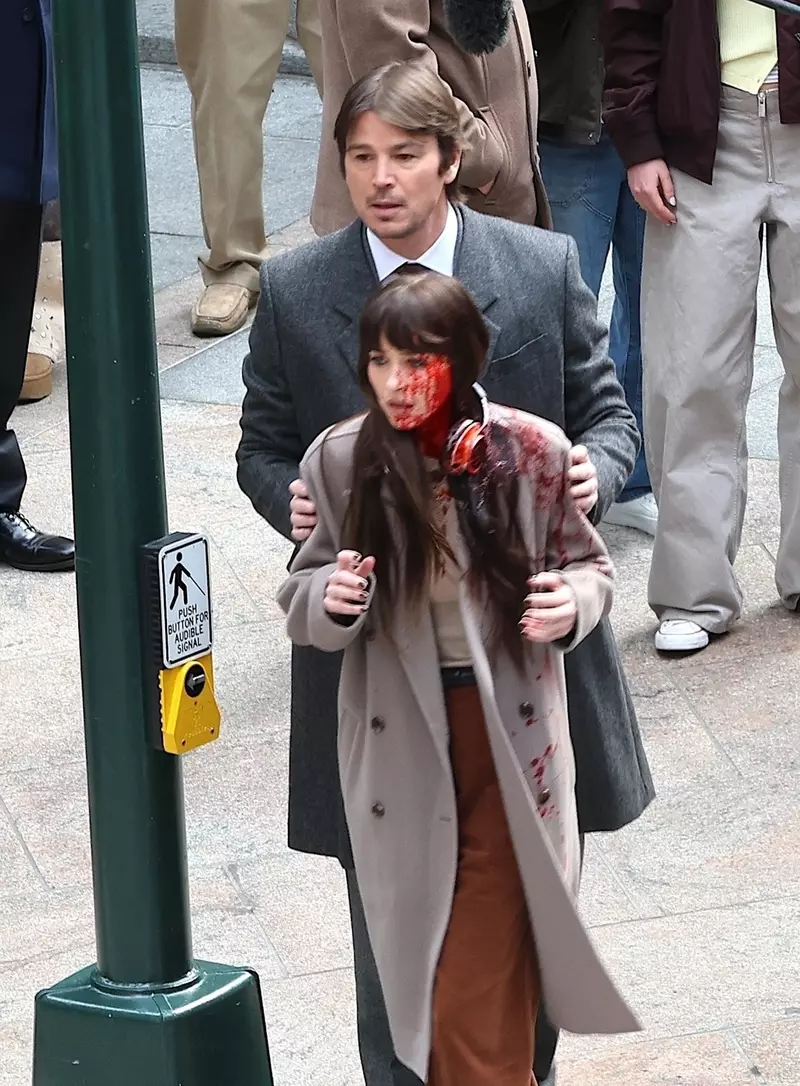 Dakota Johnson este văzută acoperită de sânge fals în timp ce filmează o scenă dramatică pentru „Verity” alături de Josh Hartnett în New York City.