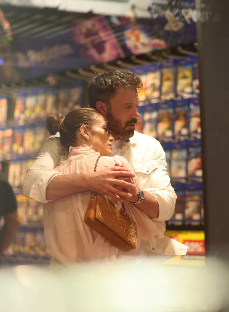 Exclusif – Ben Affleck et sa femme Jennifer Lopez, tendrement enlacés, choisissent des jeux vidéos pour leurs enfants à la boutique „Micromania” à Paris, pendant leur lune de miel