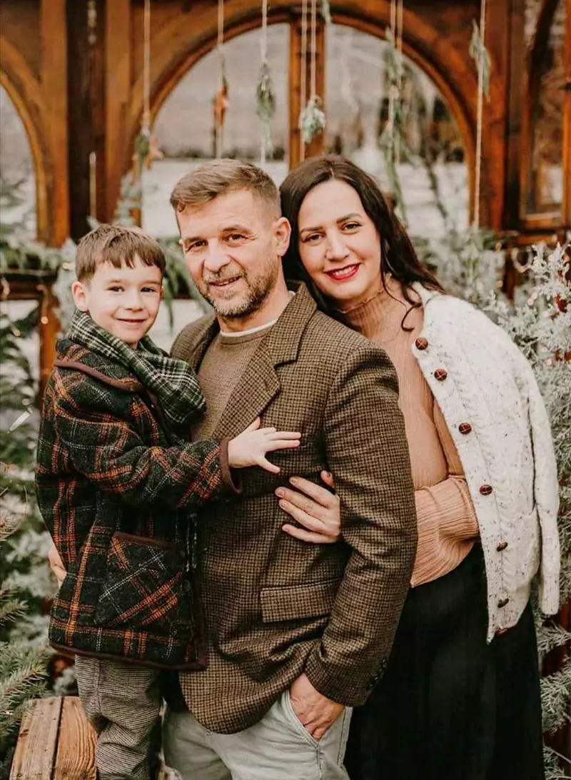 alexandru hora cu sotia si copilul