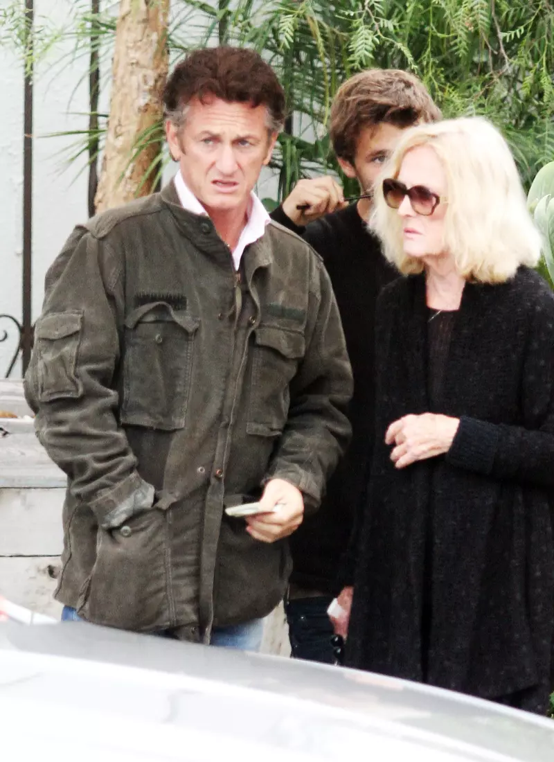 Sean Penn Grabs Lunch With His Mom And Son