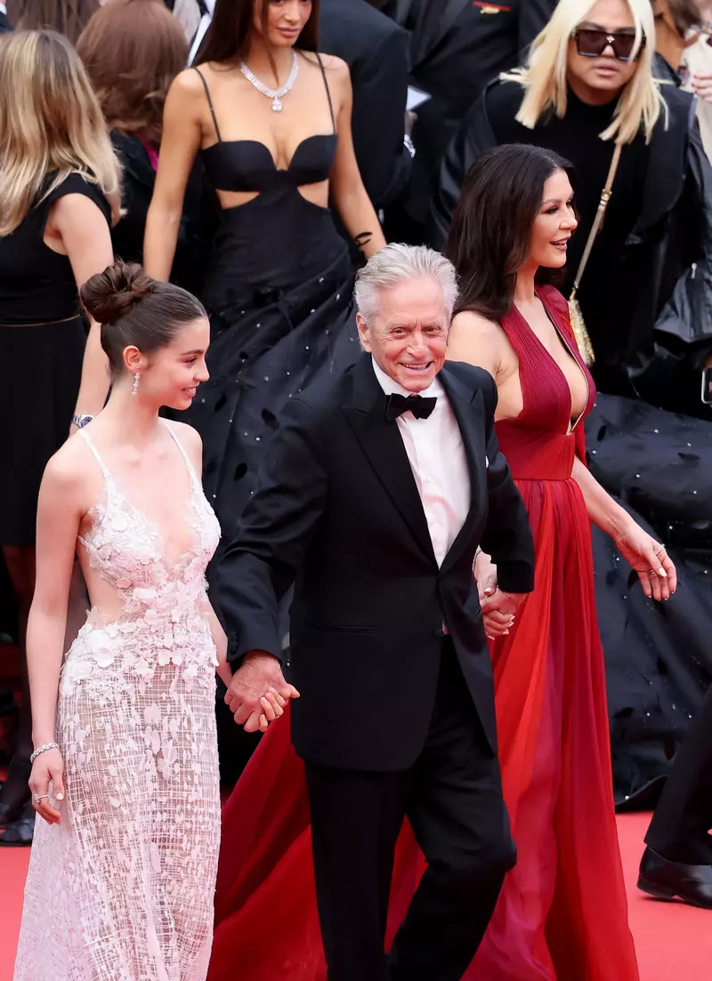 J – Montée des marches du film « Jeanne du Barry » pour la cérémonie d’ouverture du 76ème Festival International du Film de Cannes