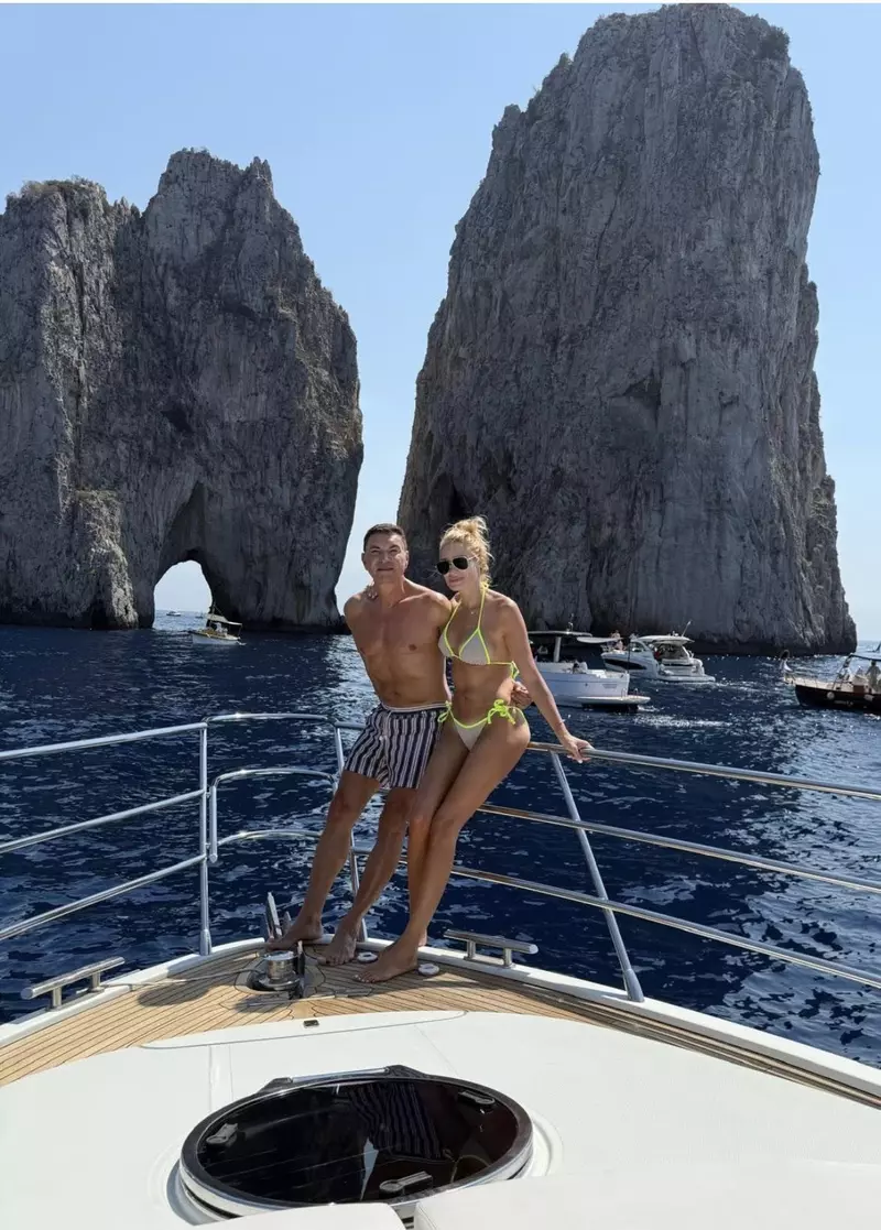 cristi borcea la bustul gol valentina pelinel in costum de baie