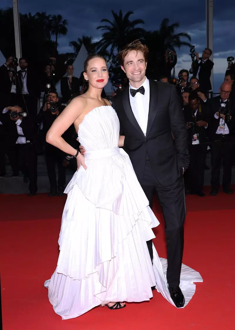 Jennifer Lawrence și Robert Pattinson, apariție amuzantă pe covorul roșu la Cannes 2025  