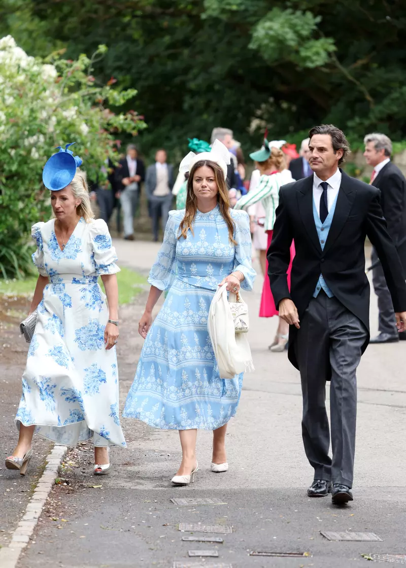 Lady Natasha Rufus Isaacs (centru) si Rupert Finch (dreapta) sosind la nunta lui Peter Phillips din Kemble iunie 2026