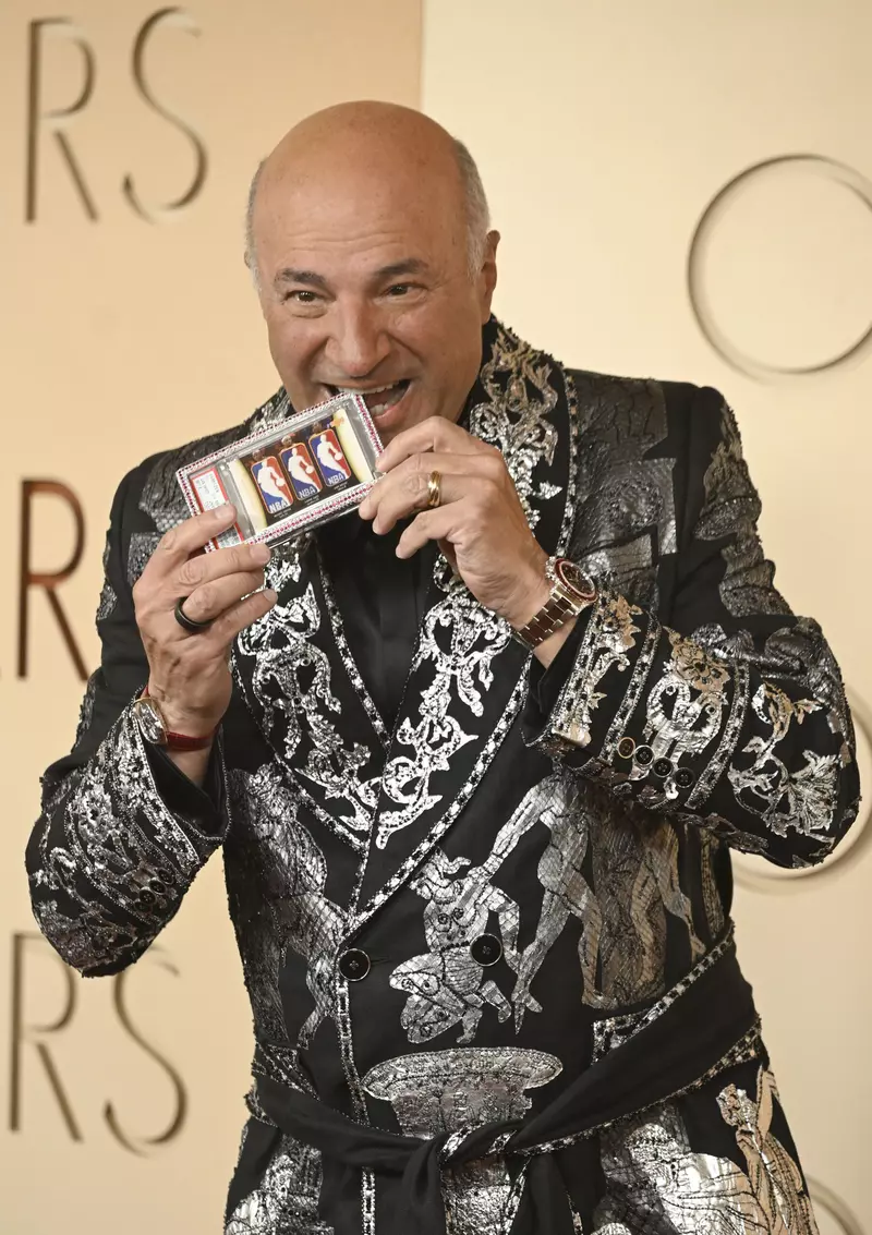 Kevin O'Leary pe covorul roșu la Oscar 2026, purtând un halat negru Dolce & Gabbana și un colier masiv cu diamante Tiffany & Co de 101,32 carate.