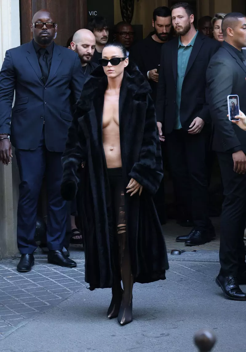 Katy Perry à la sortie du défilé Balenciaga lors de la Fashion Week de Paris