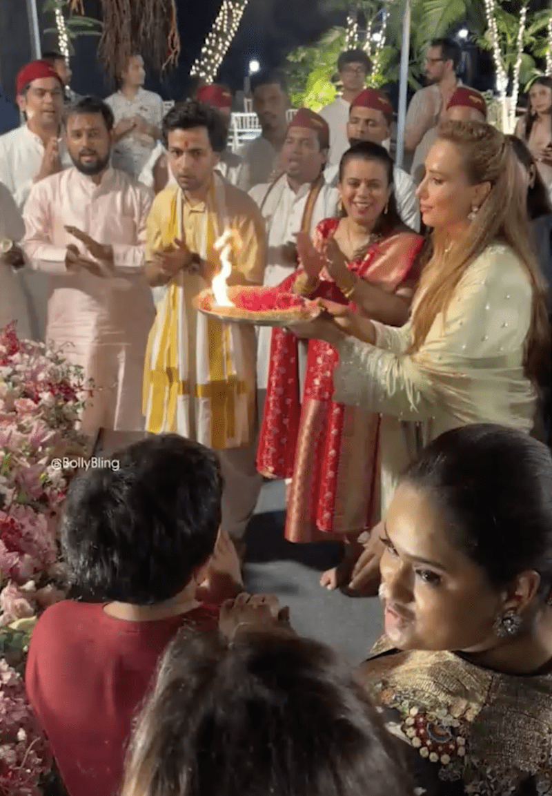 Iulia Vântur la ritual hindus (1)