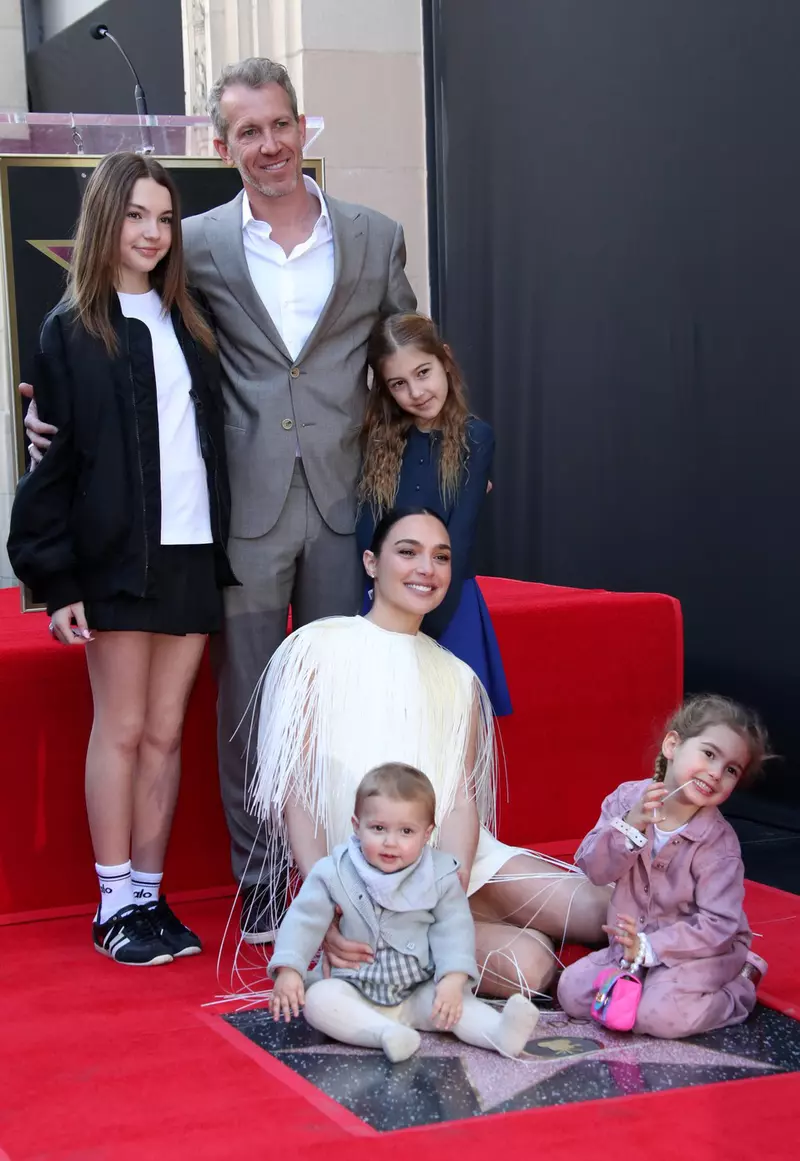 Actrița și producătoarea Gal Gadot este însoțită de soțul ei Jaron Varsano și de fiicele lor Alma Varsano, Ori Varsano, Maya Varsano, Daniella Varsano în timpul unei ceremonii de primire a unei stele pe Hollywood Walk of Fame