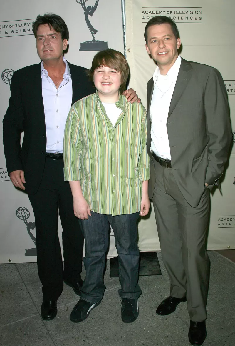 Angus T. Jones a ajuns de nerecunoscut. Cum arată acum actorul din „Doi bărbați și jumătate”