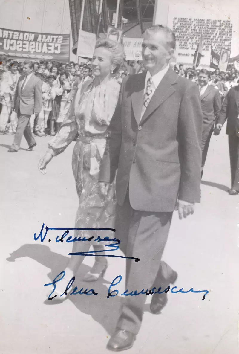 Fotografie ilustrându-i pe Nicolae și Elena Ceaușescu, cu semnăturile olografe ale cuplului, raritate extremă, însoțită de certificatul de autenticitate
