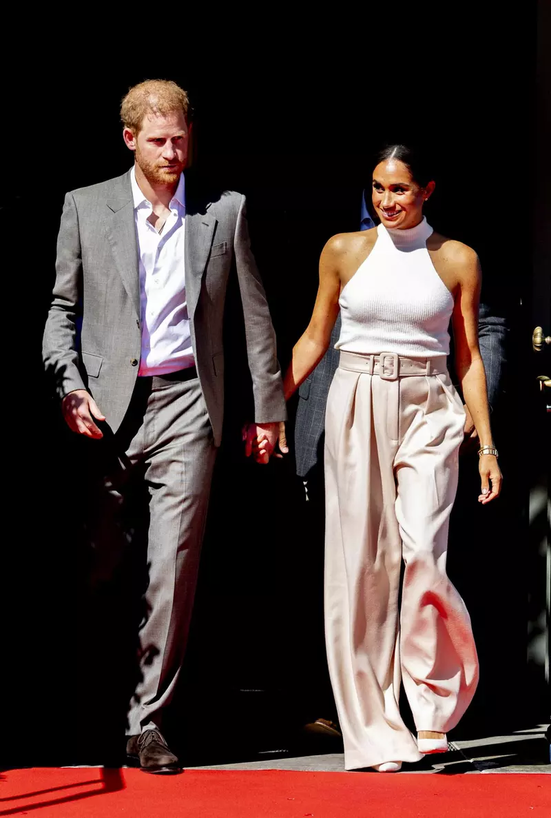 Prințul Harry „e disperat și se agață de Meghan Markle ca o plută de salvare”. De unde vin noile declarații explozive