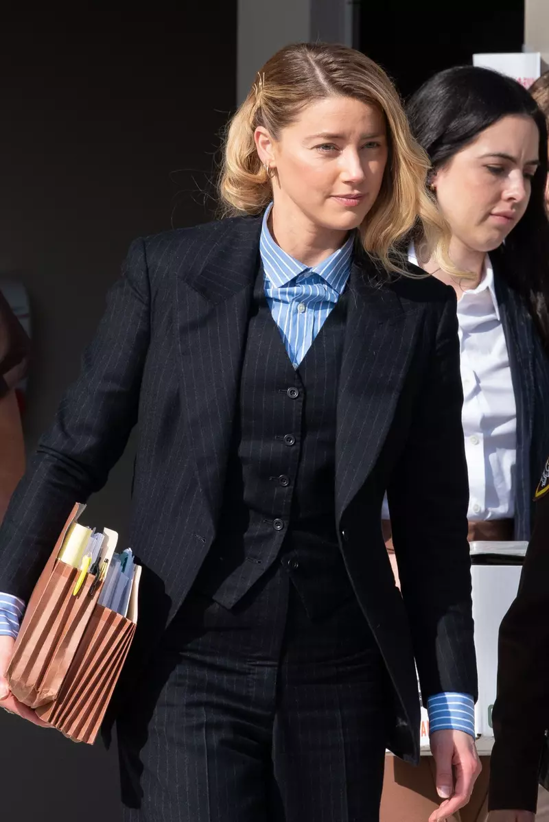 De-ce-Johnny-Depp-nu-o-priveste-in-ochi-pe-Amber-Heard-3