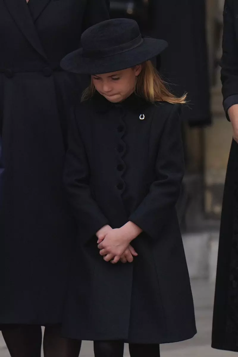 Omagiul adus de prințesa Charlotte reginei Elisabeta a II-a. Prințesa de Wales a purtat o bijuterie primită de la străbunica sa