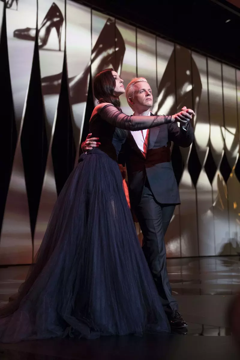 Monica Bellucci si Alex Lutz, sărut pătimaș pe scena Festivalului de Film de la Cannes 2017