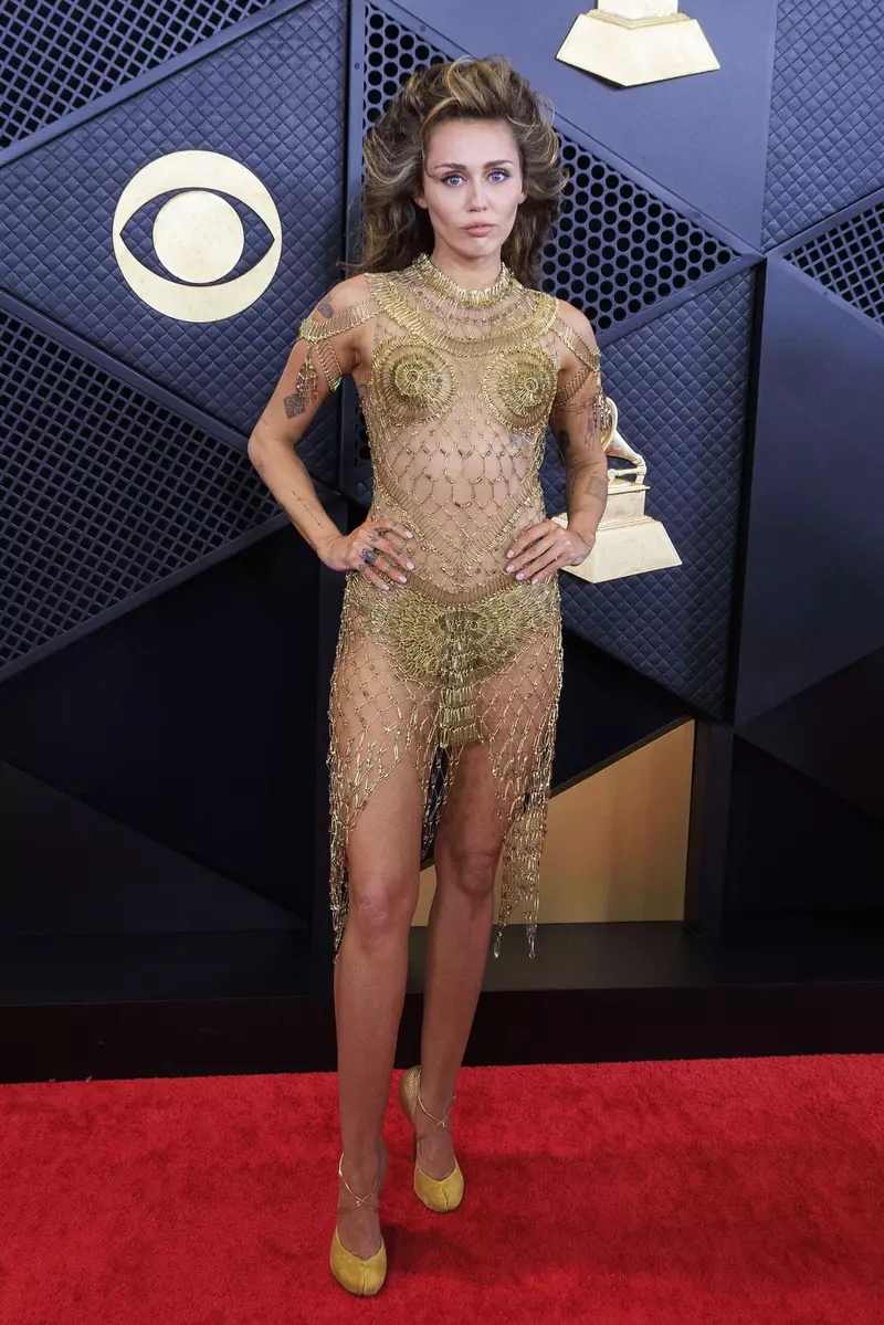 Miley Cyrus, într-o rochie transparentă la Premiile Grammy 2024
