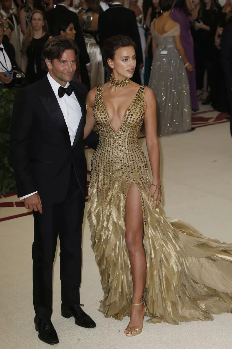 O nouă dovadă că Irina Shayk și Bradley Cooper s-au împăcat! Gesturile intime surprinse de paparazzi