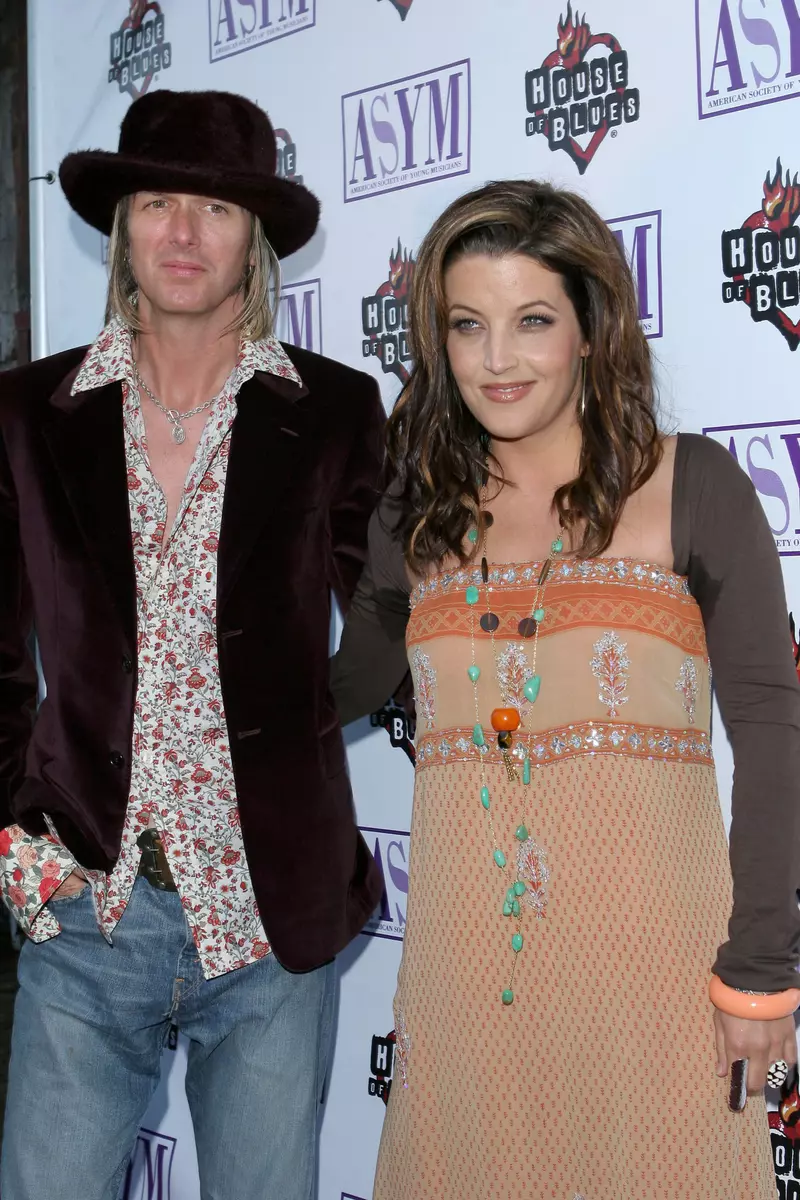 Cine a câștigat custodia celor două gemene ale Lisei Marie Presley, după moartea artistei. Decizia luată de bunica lor