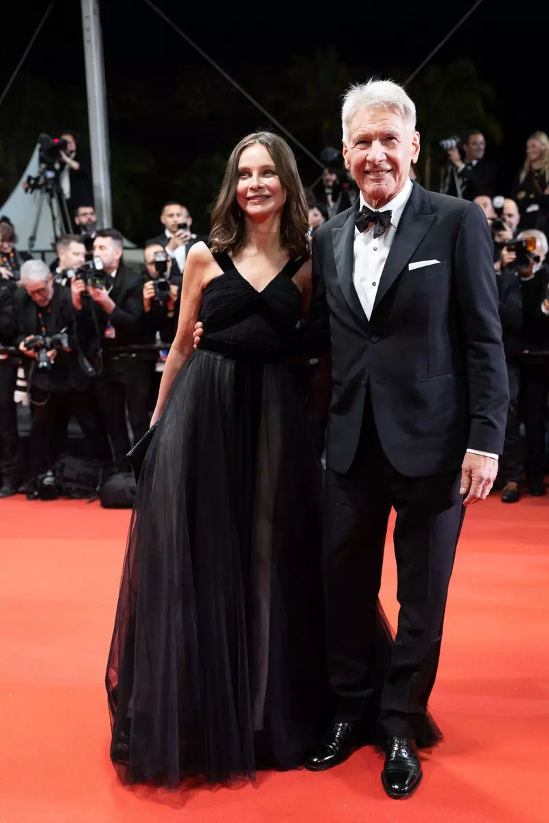 Calista Flockhart și Harrison Ford, spectaculoși pe covorul roșu de la Cannes 2023. Ce gafă au făcut organizatorii