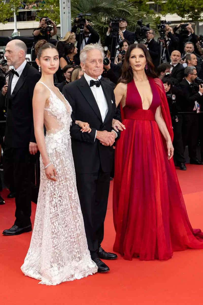 michael-douglas-catherine-zeta-jones-carys-douglas-2