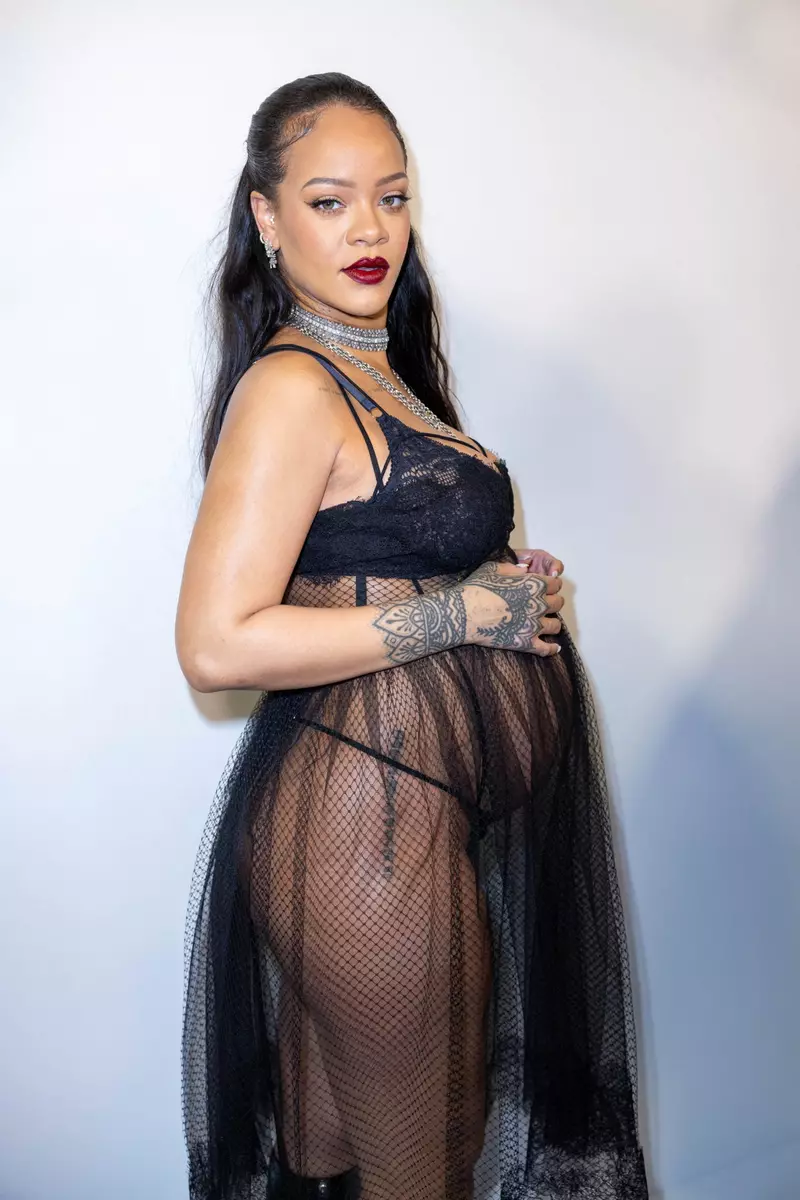 Rihanna lenjerie intimă Paris Fashion Week